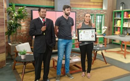 Romildo dos santos entrega o prêmio comunicação e destaque hoje ao vivo para todo o Brasil a apresentadora. Regina Volpato   da tv Gazeta    são Paulo